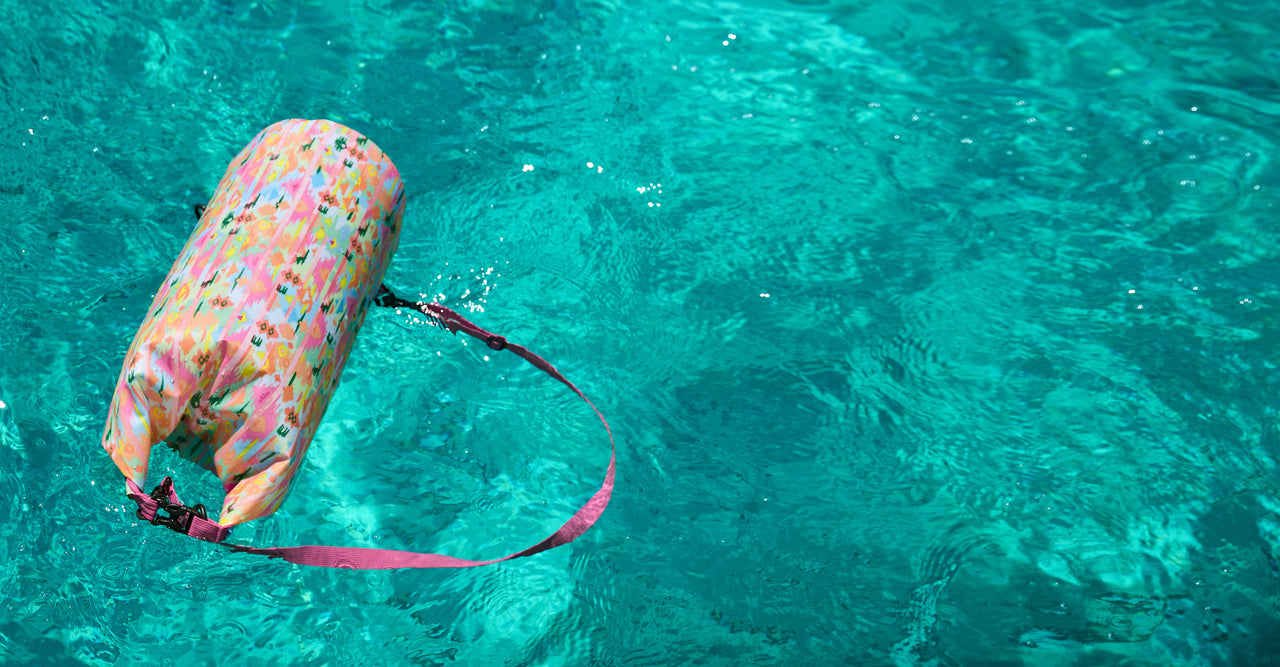 Dock & Bay Wasserdichte Trockentasche, Mittel, 20L Fassungsvermögen - Ibiza Glow